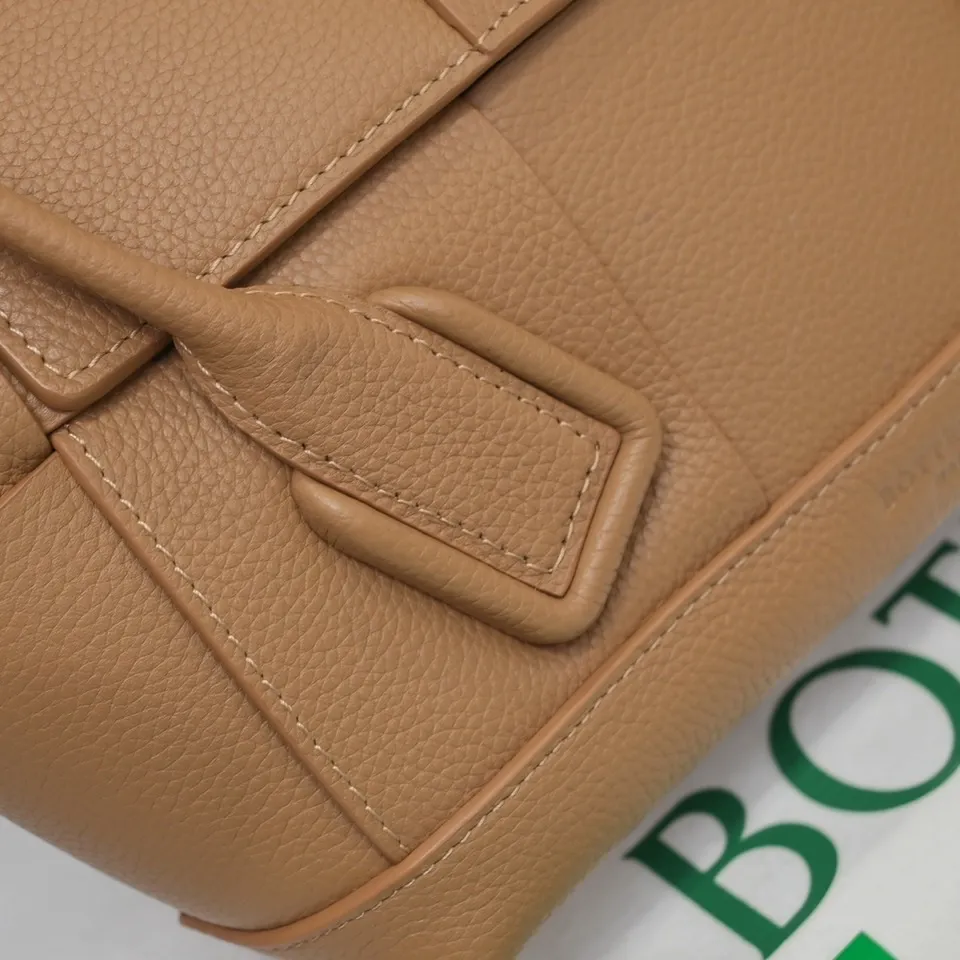 Bottega Veneta [Love] Arco medium 🖤 pebbled pattern size: bag opening 33, bag body 22*6*20 BV’s most classic elements, showing the uniqueness of art, maintaining fresh fashion radiance, high-end design, more fashionable, effortlessly bringing out the soul of the bag, easy to wear and large capacity, don’t worry about things, it is definitely enough to hold! Model 【6683#】Caramel